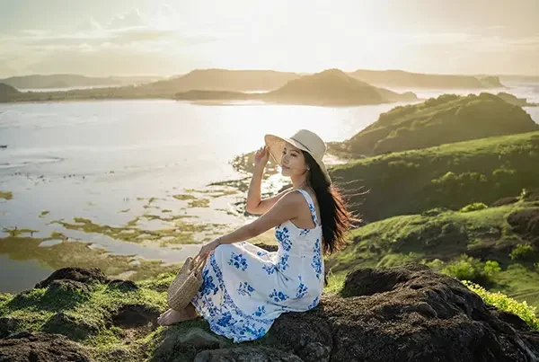 pelanggan paket tour lombok berfoto di atas batu bukit merese mandalika lombok