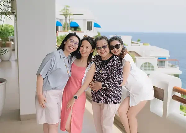tamu paket tour lombok berpose keluarga di hotel royalavila lombok