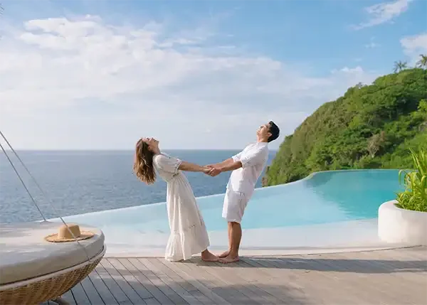 tamu paket wisata lombok berpose bulan madu di hotel royalavila lombok