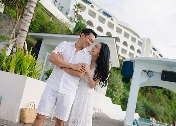tamu paket wisata lombok berpose bulan madu di hotel royalavila lombok utara 2