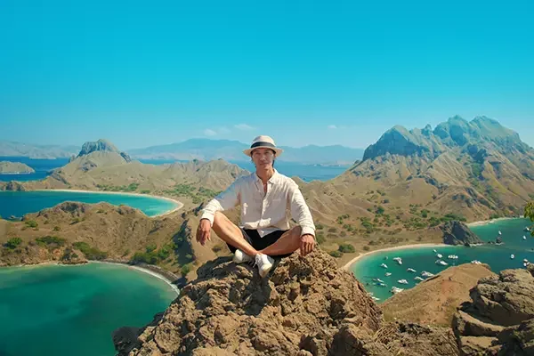 tamu tour labuan bajo ke lombok foto di pulau padar