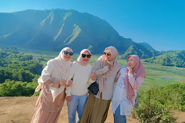 tamu tour sembalun di atas bukit selong